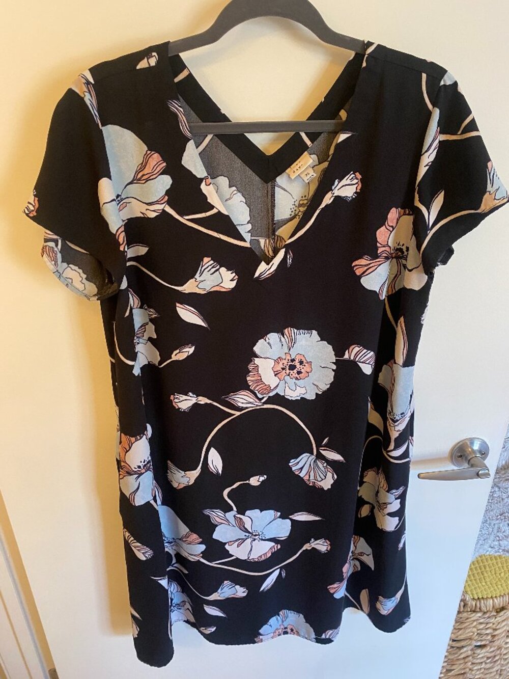 A New Day by Target Black Floral V-Neck Shift Dress with Pockets — 2019